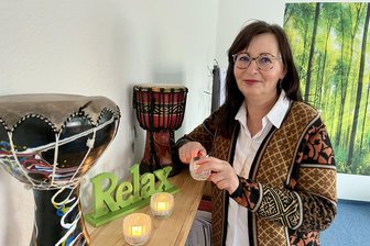 Hilfe bei Depressionen, Zwängen und Sucht: Wie eine psychosoziale Ambulanz im Erzgebirge Halt gibt - Katrin Mitte leitet seit elf Jahren die psychosoziale Ambulanz der Arbeiterwohlfahrt in Schwarzenberg. Zum Angebot der Ambulanz gehören auch Entspannungskurse im Relaxzimmer.