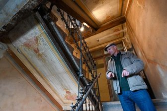 Hilfe bei der Rettung von Ruinen - Investor Rainer Hartl hat die denkmalgeschützten Gebäude Limbacher Straße 170/172 in marodem Zustand erworben. Mit kommunaler Unterstützung baut er sie zu Wohnhäusern aus. Besonders stolz ist er auf die erhaltene Malerei im Treppenhaus. 