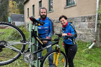 Hilfe bei Radpanne: Eibenstocker Familie richtet Reparaturstützpunkt am Wohnhaus ein - Yvonne und Falk Unger haben an ihrem Wohnhaus zwischen Wilzschhaus und Carlsfeld einen Radreparaturstützpunkt aufgebaut.