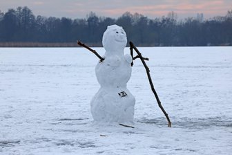 Hilfe, die Jahresuhr steht still – Abenteuerwanderung im Erzgebirge für Ferienkinder - Der Schneemann ist der Übeltäter - und will doch nur den Winter behalten.