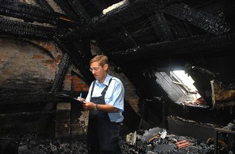 Hilfe für Opfer der Brandnacht - 
              <p class="artikelinhalt">Nüchterne Bestandsaufnahme: Frankenbergs Wehrleiter Harry Wrobel schaute sich im Haus Baderberg 14 am Morgen nach der Brandnacht um. Das Haus ist unbewohnbar. </p>
            