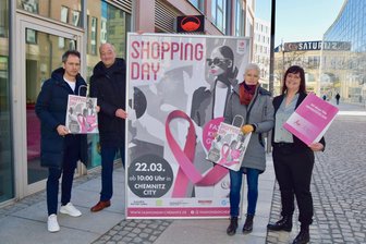 Hilfe für Brustkrebs-Betroffene, ein Pop-up-Store und Modenschauen: Was der Chemnitzer „Shopping Day“ verspricht - Innenstadtkoordinator Sven Hertwig, Galerie Roter Turm-Manager Jörg Knöfel, Steffi Hainich von der Brustkrebs-Selbsthilfegruppe und Oberärztin Annett Musik laden zum „Shopping Day“ ein.