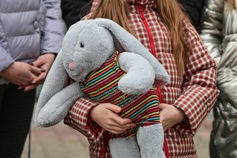 Hilfe für die Ukraine - So können Sie in der Region helfen - Ein Mädchen der ukrainischen Familie Czuzman aus Lwiw (deutsch Lemberg) trägt bei ihrer Ankunft ein Kuscheltier im Arm. Der Vater der ukrainische Familie Czuzman, der in Slubice arbeitet, hatte seine Familie von der polnisch-ukrainischen Grenze abgeholt. Jetzt wohnen die sieben Familienmitglieder im Haus einer polnischen Familie. In Frankfurt (Oder) und der polnischen Nachbarstadt Slubice sind am selben Tag die ersten Kriegsflüchtlinge aus der Ukraine angekommen. Mittlerweile sind auch in Sachsen die ersten Flüchtlinge eingetroffen.