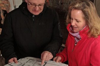 Hilfe für Dominic kommt von vielen Seiten - Claudia und Markus Zienert mit ihren Plänen. In dem Raum, in dem die beiden auf dem Foto stehen, soll sich später unter anderem auch das Zimmer ihres behinderten Sohns Dominic befinden.