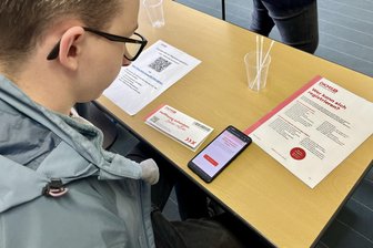 Hilfe für erkrankte Kinder: DKMS-Typisierungsaktion in Schwarzenberg stößt auf enorme Resonanz - Viele junge Leute, wie dieser 24-jährige Schwarzenberger, folgten dem Aufruf der DMKS.