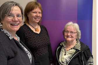 Hilfe für Familien: Wo und warum die Diakonie Erzgebirge Kinderpaten etablieren will - Stehen für das neue Kinderpaten-Projekt der Diakonie Erzgebirge: Friederike Knittel als Referentin Diakonische Identität, Simone Hackenberg von der Kichenbezirks-Sozialarbeit der Diakonie und „Leih-Oma“ Regina Hofmann (v. l.).