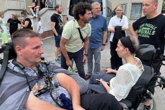 Hilfe für krebskranke Mutter bringt Menschen in Niederwiesa zusammen: „Ich bin überwältigt“ - Michele Güttler (rechts) und ihr Bruder Tonik Güttler (links) sind am Sonntagnachmittag auch von Niederwiesas Bürgermeister Raik Schubert (Bürgerinitiative, Mitte) begrüßt worden.