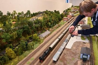 Hilfe für Modellbahner im Rollstuhl - Julian Alexander Beer gehört zum Modelleisenbahnverein Markersdorf/Chemnitztal, der sein Domizil auf dem Museumsbahnhof hat.