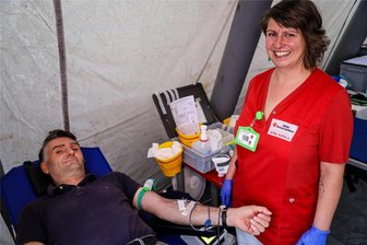 Hilfe für Patienten im Erzgebirge: 6000. Blutspende bei McDonalds - Als 6000. Blutspender ließ sich Jochen Oesterreich in Aue bei McDonalds anzapfen.