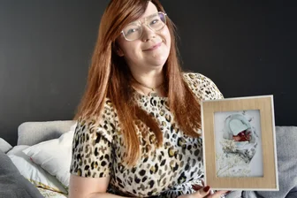 Hilfe für Sternenkind-Eltern: Wenn die Lebenszeit eines Babys zu kurz ist - Josephine Scholz mit einem Foto ihres Sternenkindes James, das in der 19. Schwangerschaftswoche geboren werden musste.