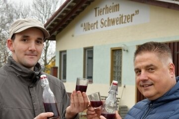 Hilfe für Streuner: Freiberger Tierheim mit neuen Plänen - Christian Baltrusch (l.) und Thomas Weigel vom Verein mit dem "Streunerblut", einem Likör.