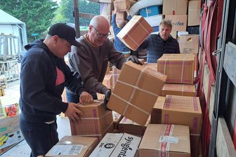 Hilfe für Ukraine aus Hainichen: Noch fehlt Geld für den Transport - Der Ukrainer Aleksander Rudenko und die Helfer Ronald Mahn und Ralf Donner beim Beladen im April.