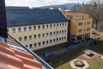 Hilfe für Ukrainer: Rochlitzer bauen Netzwerk auf - Blick von der Regenbogen-Grundschule auf das ehemalige Arbeitsamt. Hier sollen demnächst ukrainische Kinder unterrichtet werden. 