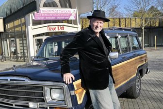 Hilfe fürs Theater: Fliegerbauer fährt mit Lautsprecher durch Zwickau - Mit diesem Auto und Megafon macht Kurt Fliegerbauer Werbung für die Vorführung von Charlie Chaplins „Goldrausch“ in der „Neuen Welt“.