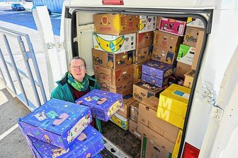Hilfe gegen prekäre Lage Geflüchteter in Griechenland: Chemnitzerin fährt Spenden Tausende Kilometer weit - Ute Hinrichs packt die letzten Kisten in den Transporter. Am Mittwochmorgen um 8 Uhr will sie damit nach Griechenland aufbrechen. 
