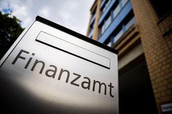 Hilfe gesucht: Inwieweit darf das Finanzamt Auskunft geben? - Darf das Finanzamt nicht: steuerlich beraten. Was es aber darf: steuerliche Sachverhalte auf Nachfrage erklären.