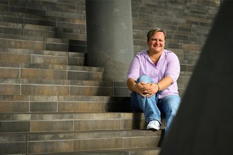 Hilfe, ich verstehe meinen Arztbrief nicht! - Treppensteigen mit kaputtem Knie: Autorin Kornelia Noack kennt die Schmerzen.