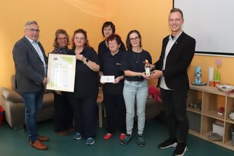 Hilfe in den schwierigsten Zeiten: Erzgebirgische Ehrenamtliche bekommen Auszeichnung - OB Rolf Schmidt (l.) überreicht dem Team des Kindertrauertreffs die Auszeichnung.