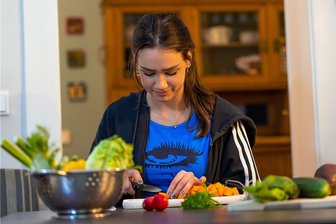 Hilfe, mein Kind wird Vegetarier! - Wer sich vegetarisch ernähren will, muss Gemüse schnippeln. Charlotte aus Dresden verbringt jetzt viel Zeit damit. 