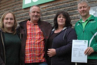 Hilfe nach der Flut kommt aus der alten Heimat - Zu Besuch in der alten Heimat: Michelle (l.), Werner und Petra Pitzen, die ihre Wurzeln in Langenstriegis hat, bekamen vom Vereinschef des Langenstriegiser SV, Olaf Meyer (r.) , eine Spende überreicht. Rund 2417 Euro wurden beim Reitturnier im Ort vor zwei Wochen gesammelt.