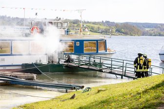 Hilfe-Schreie und Rauchwolken aus dem Fahrgastschiff: Welches Szenario Retter an der Talsperre Pöhl üben - Erst gab es einen Knall, dann drang Rauch aus dem Fahrgastschiff „Pöhl“ an der gleichnamigen Talsperre.