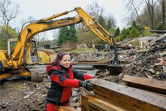 Hilfe, Trauer und Wut: So läuft die Aufräumaktion für Brandopfer im Chemnitztal - Franziska Brauner vom Hartmannsdorfer Beräumungsservice hat eine Hilfsaktion für die Brandopfer im Chemnitztal gestartet. Sie übernimmt die Finanzierung des Abtransports der Container und koordiniert die Aufräumarbeiten. 
