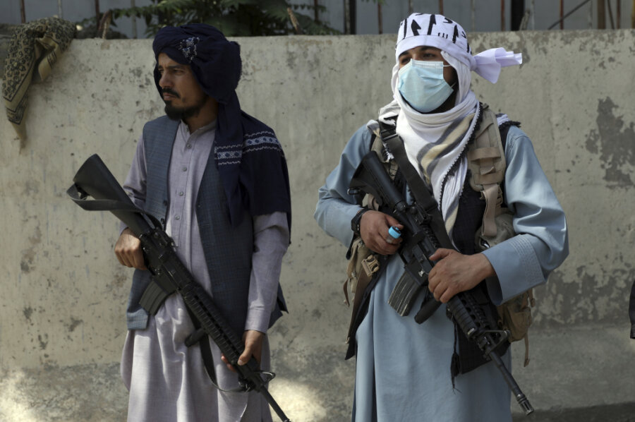 Taliban-Kämpfer stehen am Haupttor zum Präsidentenpalast Wache.