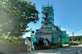 Hilferuf aus einem Pfarramt im Erzgebirge: Kann Oberpfannenstiel sein Kleinod retten? - Eingerüstet: Die Martin-Luther-Kirche in Oberpfannenstiel wurde dieses Jahr umfassend saniert.