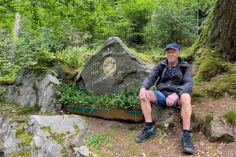 Hilferuf aus Flöha: Wer rettet den Anton-Günther-Gedenkstein? - Rainer Hollstein am Anton-Günther-Gedenkstein, den er seit etwa 15 Jahren pflegt. Jetzt bröckelt das Relief.