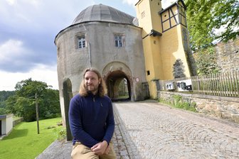 Hilferuf aus Hartenstein: Torhaus der Schlossruine ist in Gefahr - Sebastian Hessel vor dem Torhaus, der einzigen Zufahrt zur Schlossruine Hartenstein.
