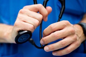 Hilferuf der Ministerin: Hausärzte in Sachsen sollen auch Schulkinder behandeln - Gesundheitsministerin Petra Köpping (SPD) ruft die Hausärzte in Sachsen auf, die Behandlung größerer Kinder zu übernehmen, um Kinderarztpraxen zu entlasten.