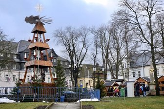 Hilferuf für Deutschlands höchstgelegene Ortspyramide - Die Pyramide auf dem Markt in Oberwiesenthal stammt aus dem Jahr 1975.