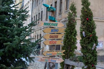 Hilferuf: Plauener Weberhäuser suchen Grünschnitt für Weihnachts-Deko - Die Weberhäuser und Handwerkerhöfe in der Plauener Elsteraue zeigen sich alljährlich im Dezember weihnachtlich geschmückt.