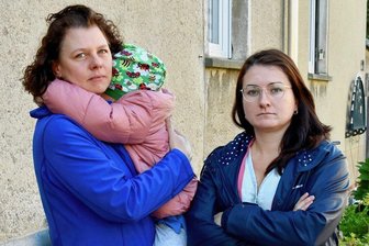 Hilferuf wegen zu hoher Kosten: Mütter aus Limbach-Oberfrohna erhalten von niemandem Antwort - Nicole Voitel mit ihrer vierjährigen Tochter Pollie (links) und Stephanie Leistner haben unter anderem an Politiker einen Hilferuf geschickt. Die Frauen kritisieren, dass die Preissteigerungen vor allem Familien mit mittleren Einkommen treffen.