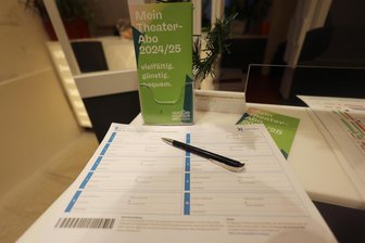 Hilferuf zum Erhalt des Theaters Plauen-Zwickau strahlt bundesweit und sogar international aus - Die Petition läuft nicht nur online. Auch im Foyer des Zwickauer Gewandhauses liegen Unterschriftenlisten aus.