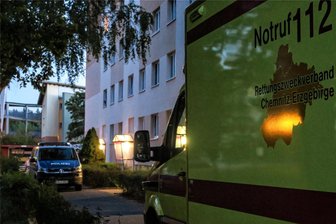 Hilfeschreie aus einer Wohnung in Aue: Verdacht auf häusliche Gewalt ruft Einsatzkräfte auf den Plan - Polizei, Feuerwehr und Rettungsdienst rückten am Dienstagabend zu einem Einsatz auf dem Brünlasberg an.