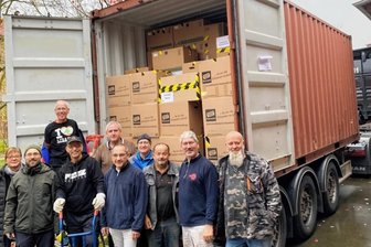 Hilfsaktion für Flüchtlingskinder: Container verlässt das Vogtland - Der Verlade-Trupp nach getaner Arbeit, oben Thomas Hascher. Dann wurden die Hilfsgüter zum Kombi-Terminal Schkopau gefahren. Dort erfolgt der Umschlag auf die Schiene, dann geht's zum Hamburger Hafen.