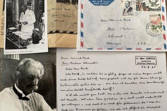 Hilfsaktion mit 1000 Brillen: Die unglaubliche Verbindung eines Erzgebirgers zu Albert Schweitzer - Heinrich Fleck (links oben) und Albert Schweitzer (links unten) schrieben sich mehrere Briefe, die von großem Respekt geprägt sind.