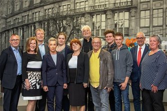 Hilfsbereit im Ehrenamt: Das sind die Stillen Helden des Vogtlandes - Sie fanden sich jetzt zur Verleihung des Social Award des Rotary Clubs im Landratsamt ein (von links): Ulrich Spacke, Susanne Ziebuhr, Hans Neuser, Ute Menzel, Katrin Müller-Neubert, Sylvia Pomm, Peter Luban, Jörg Tempel, Jonas Scherzer, Jonas Hommel, Frank Richter und Gabriela Jürgensmeier. Der Preis steht unter Schirmherrschaft von Landrat Rolf Keil.