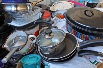 Hilfsbereitschaft braucht keine Worte - Töpfe, Pfannen und Geschirr liegen auch für Flüchtlinge bereit.