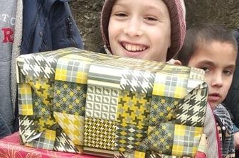 Hilfsgelder für Unterkarpaten sind auf dem Weg - Ein Kind aus dem Kinderheim Mistice mit Geschenken.