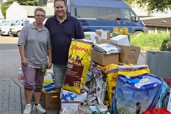 Hilfsgüter aus der Region Glauchau auf dem Weg ins Flutgebiet - Danny Bartsch und seine Frau Michelle warten auf den Lkw. 