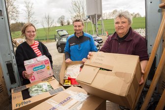 Hilfsgütersammlung in Großrückerswalde: Welche Spenden gebraucht werden - Sophia Gärtner, Marko Nowak und Annett Seifert (v. l.) bei der Hilfsgütersammlung.