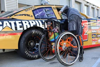 Hilfsprojekt eingestellt: Erzgebirger verkündet das Ende von „Nascar hilft“ - Unvergessliche Momente abseits des Krankenhauses: Dafür stand „Nascar hilft“. Viele an Krebs erkrankte Kinder erlebten seit 2012 rasantes Glück gemeinsam mit ihren Familien auf der Rennstrecke. Das Hilfsprojekt findet nun aber ein weniger schönes Ende.