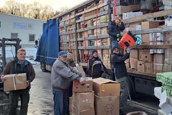 Hilfstransport aus Hainichen bringt Weihnachtsgeschenke in die Ukraine - Am Donnerstag wurde der Hilfstransport in Hainichen beladen.