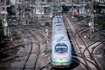 Hilft Zerschlagung des Konzerns der Bahn aus der Dauermisere? - Ein Intercity-Express (ICE) fährt in den Hauptbahnhof in Essen ein: Wie können die Züge der Deutschen Bahn künftig pünktlicher fahren?