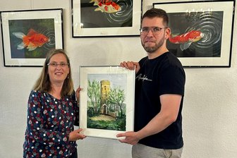 Hillerturm im Bild: Crimmitschauer Künstlerin übergibt Schmölln ein Stück Stadtgeschichte - Simone Tauber übergibt ihr Gemälde an Schmöllns Bürgermeister Sven Schrade.
