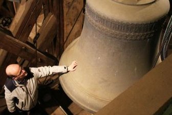 Hilliger-Glocken in Freiberger Petrikirche werden saniert - Burkhard Schmugge an der großen Hilliger-Glocke im Faulen Turm der Petrikirche.
