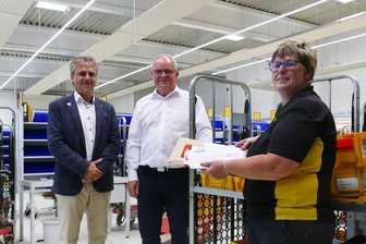 Hilmersdorf: Post nimmt neues Verteilzentrum in Betrieb - Unternehmer Peter Weber, Niederlassungsleiter Steffen Hemme und Standortleiterin Anja Hänel.