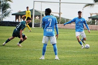 Himmelblaue halten gegen Erstligisten ordentlich dagegen - Tim Campulka (rechts) traf im Test gegen Legia Warschau für den CFC vom Elfmeterpunkt zum 2:3.